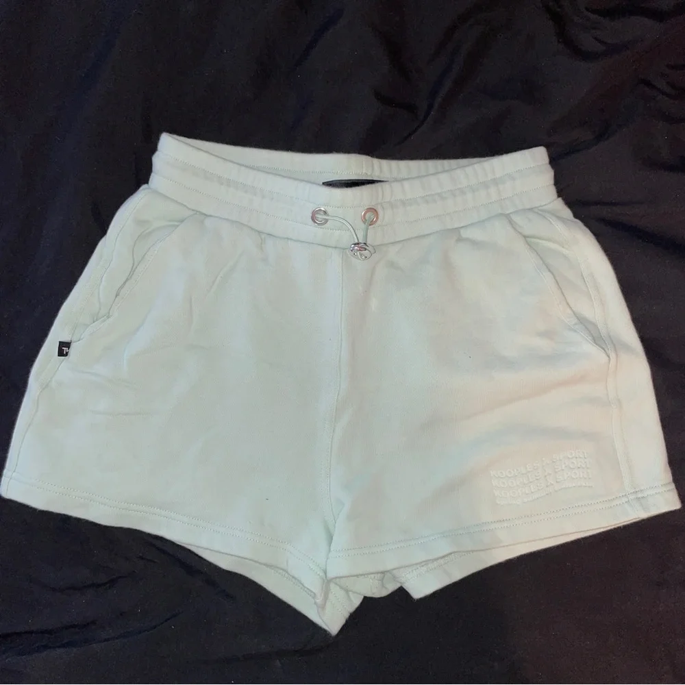 The Kooples sport Green Cotton Shorts With Embossed Logo in Mint - size 2